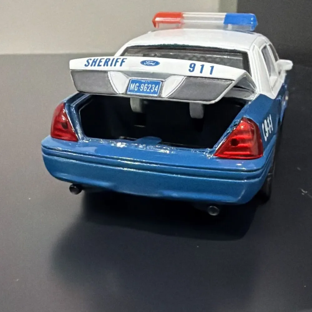 Jada 1/32 Scale 35728 - Rick Grimes Ford Crown Victoria Sheriff The Walking Dead